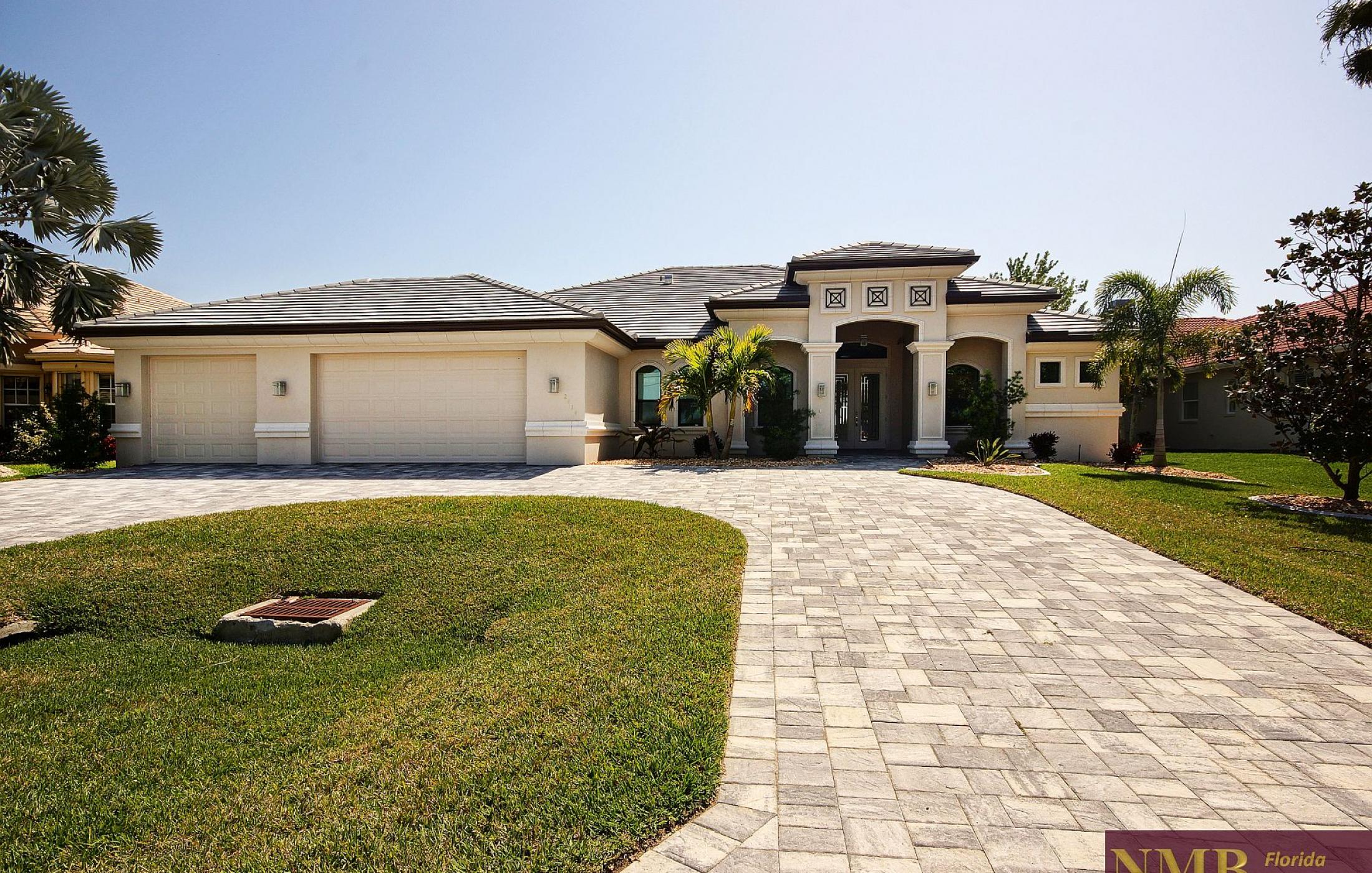 https://www.nmbfloridavacationrentals.com/images/properties/153/Ferienhaus_Cape_Coral_Infinity-front.jpg